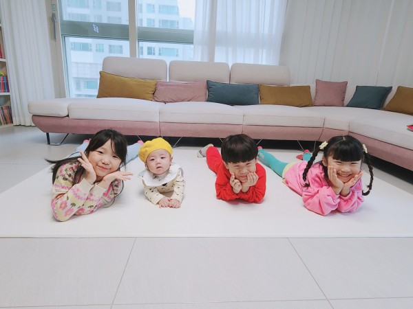 배밀이를 언니들과 오빠와 함께 기념