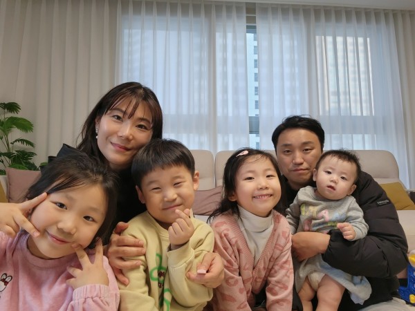 6인 가족이라 앵글 잡기도 힘들어유